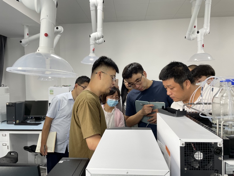 食品研发检测中心开展高效液相色谱仪操作培训 助力教学设备研发创新